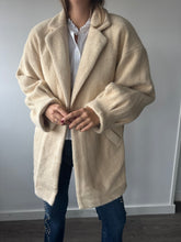 Cargar imagen en el visor de la galería, Abrigo Manga Abullonada
