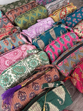 Cargar imagen en el visor de la galería, Estuche Estampado

