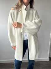 Cargar imagen en el visor de la galería, Abrigo Manga Abullonada
