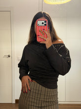 Cargar imagen en el visor de la galería, Sudadera Asimétrica Tachas
