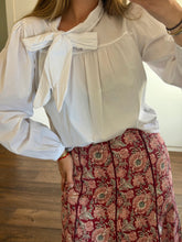 Cargar imagen en el visor de la galería, Blusa Blanca Lazada
