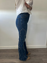 Cargar imagen en el visor de la galería, Pantalón Vaquero Tachas Llamas Flare
