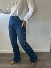 Cargar imagen en el visor de la galería, Pantalón Vaquero Tachas Llamas Flare
