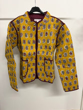 Cargar imagen en el visor de la galería, Chaqueta Acolchada Estampada
