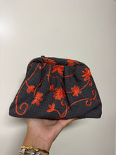 Cargar imagen en el visor de la galería, Clutch Estampado
