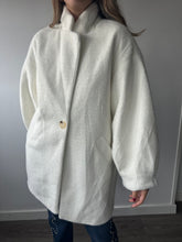 Cargar imagen en el visor de la galería, Abrigo Manga Abullonada
