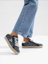 Cargar imagen en el visor de la galería, Zapatillas Brillo Llamas
