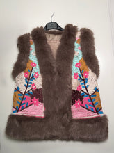 Cargar imagen en el visor de la galería, Chaleco Pelo Natural Bordado
