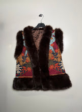 Cargar imagen en el visor de la galería, Chaleco Pelo Natural Bordado
