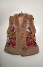 Cargar imagen en el visor de la galería, Chaleco Pelo Natural Bordado
