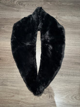 Cargar imagen en el visor de la galería, Cuello Pelo Sintético
