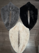 Cargar imagen en el visor de la galería, Cuello Pelo Sintético
