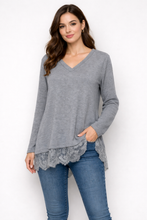 Cargar imagen en el visor de la galería, Camiseta con encaje
